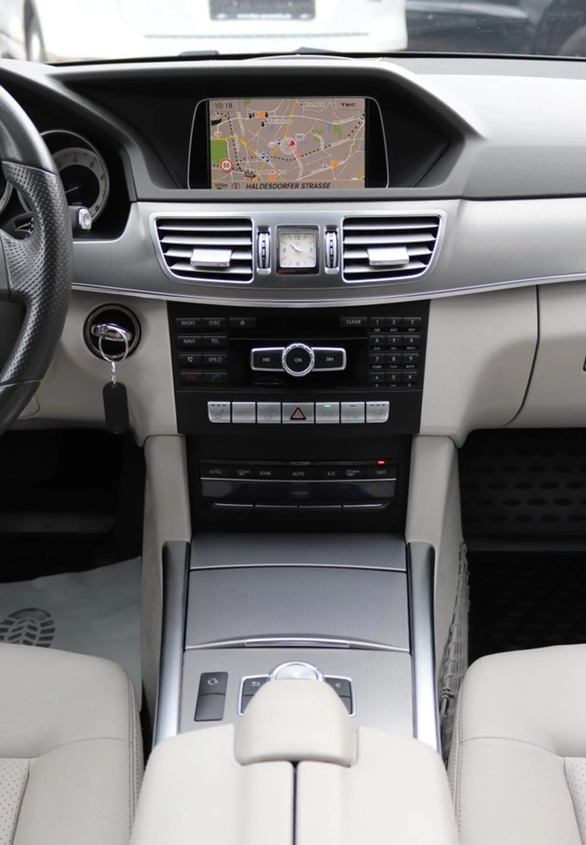 Mercedes-Benz E 250 T AMG ACC*NaviDVD*LED*el.Heck*18"*211Ps* — photo 12