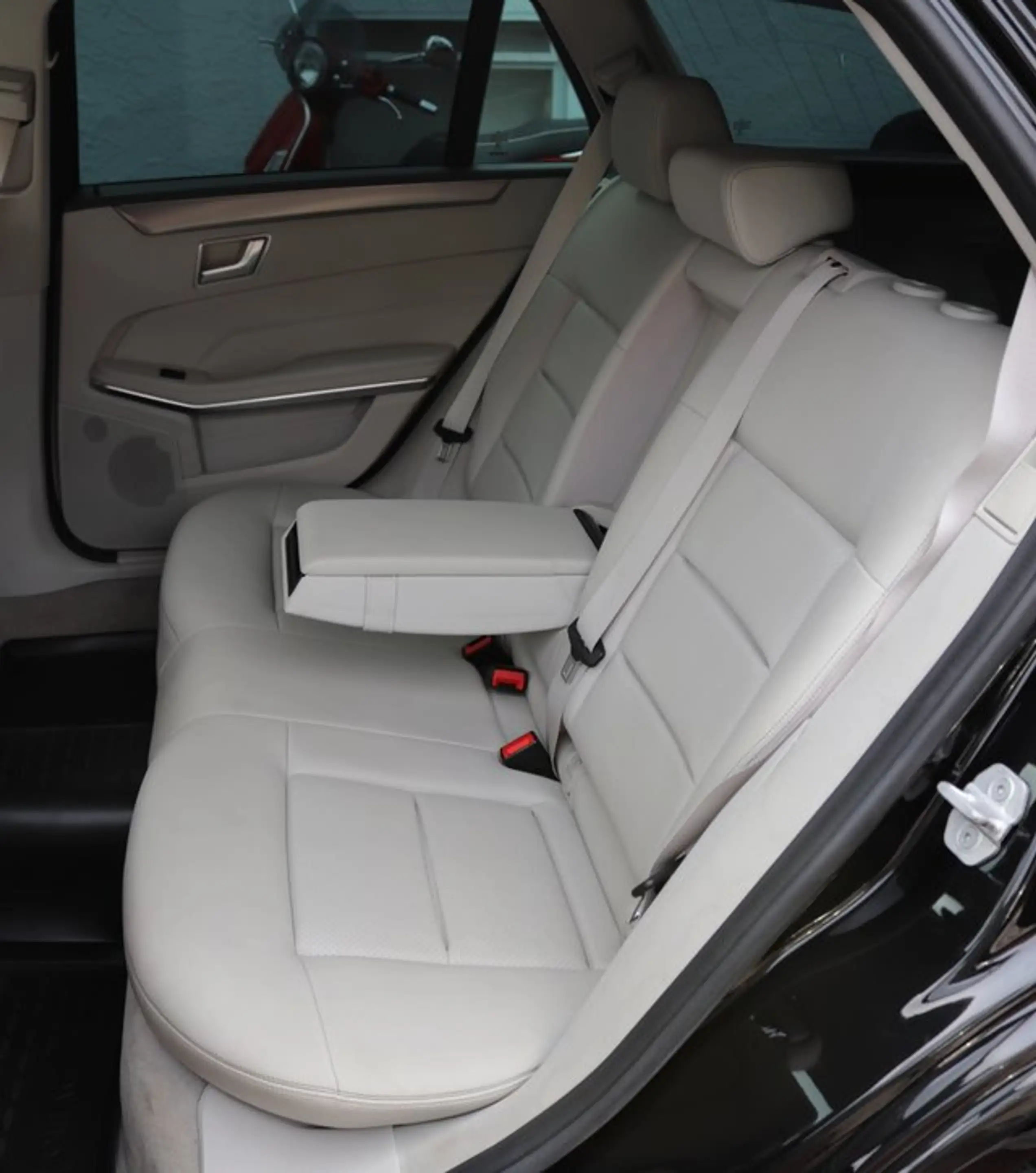 Mercedes-Benz E 250 T AMG ACC*NaviDVD*LED*el.Heck*18"*211Ps* — photo 8