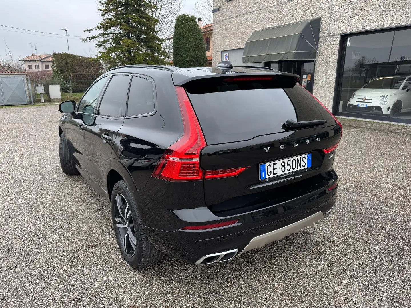 Volvo XC60 2.0 b4 R-design awd UNICO PROP. FULL Schwarz - 2