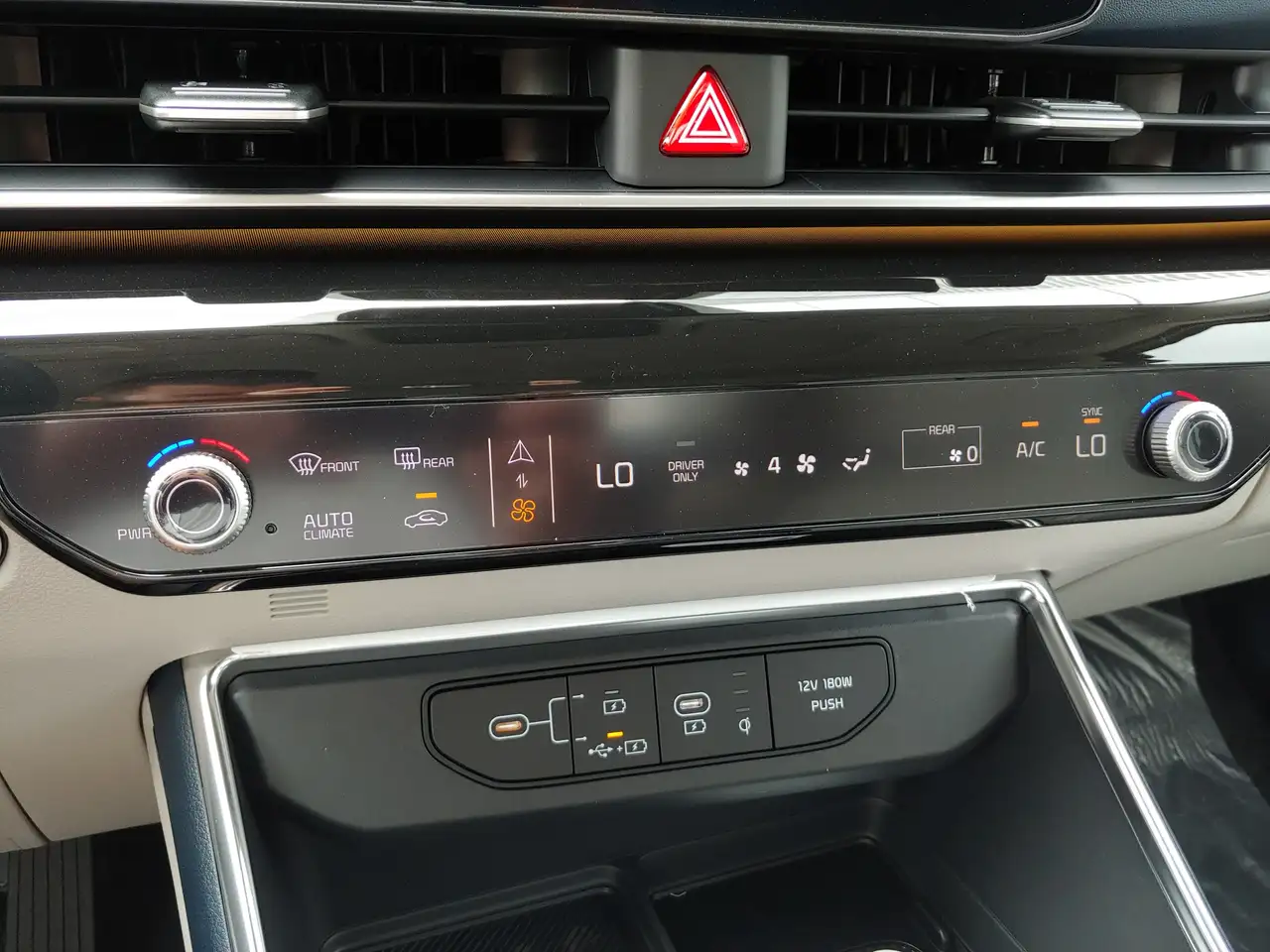Kia Carnival photo Kia Carnival