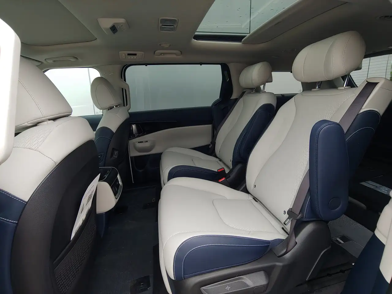 Kia Carnival photo Kia Carnival