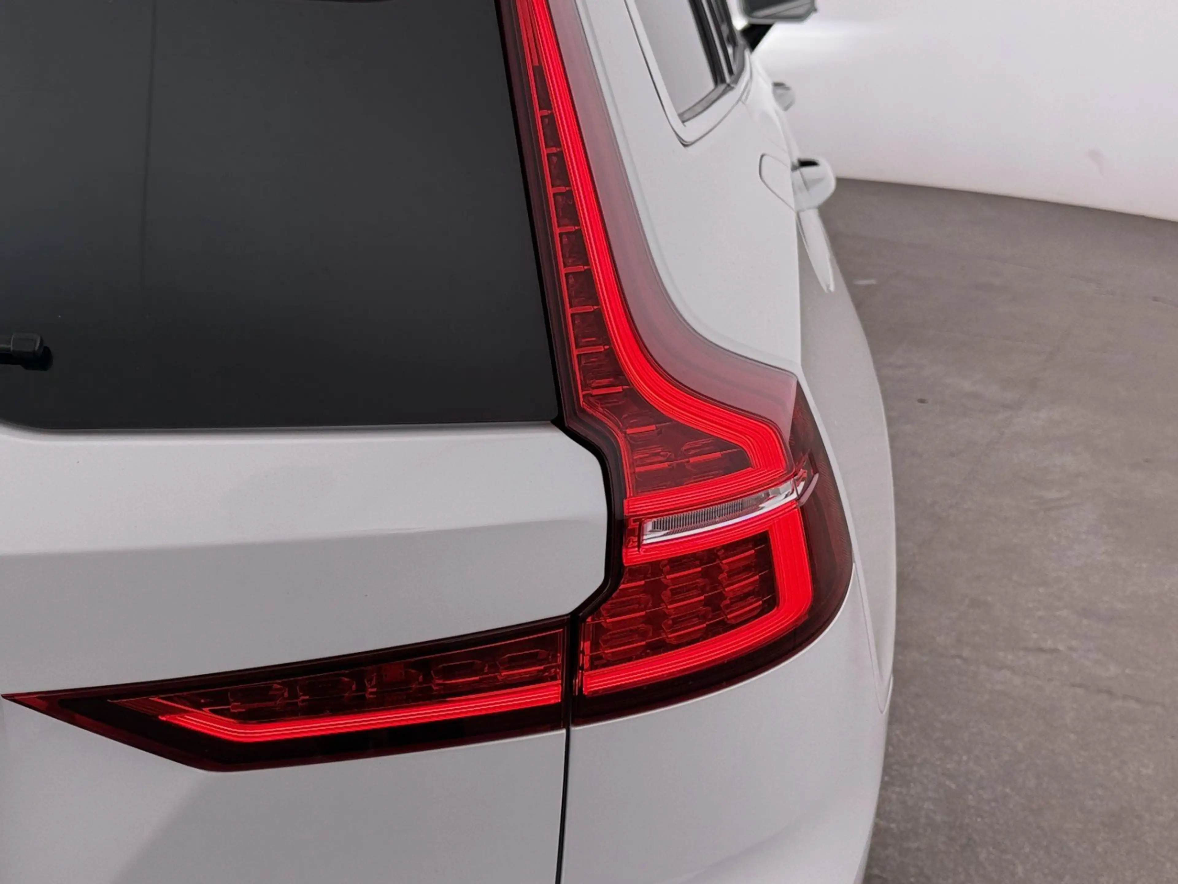 Volvo V60 Kombi T8 PHEV Inscription Aut LED HEAD-UP SKY — photo 11