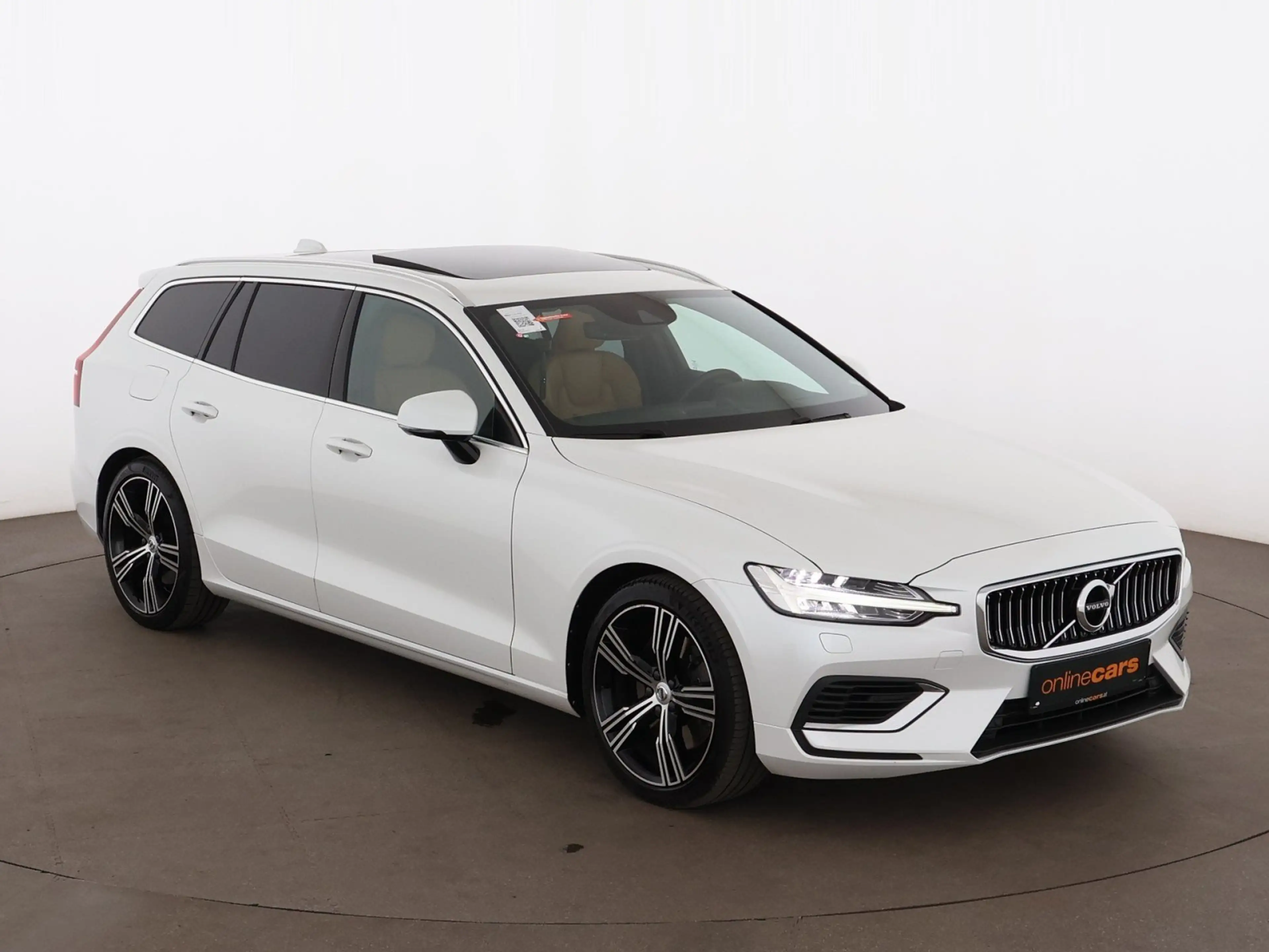 Volvo V60 Kombi T8 PHEV Inscription Aut LED HEAD-UP SKY — photo 4