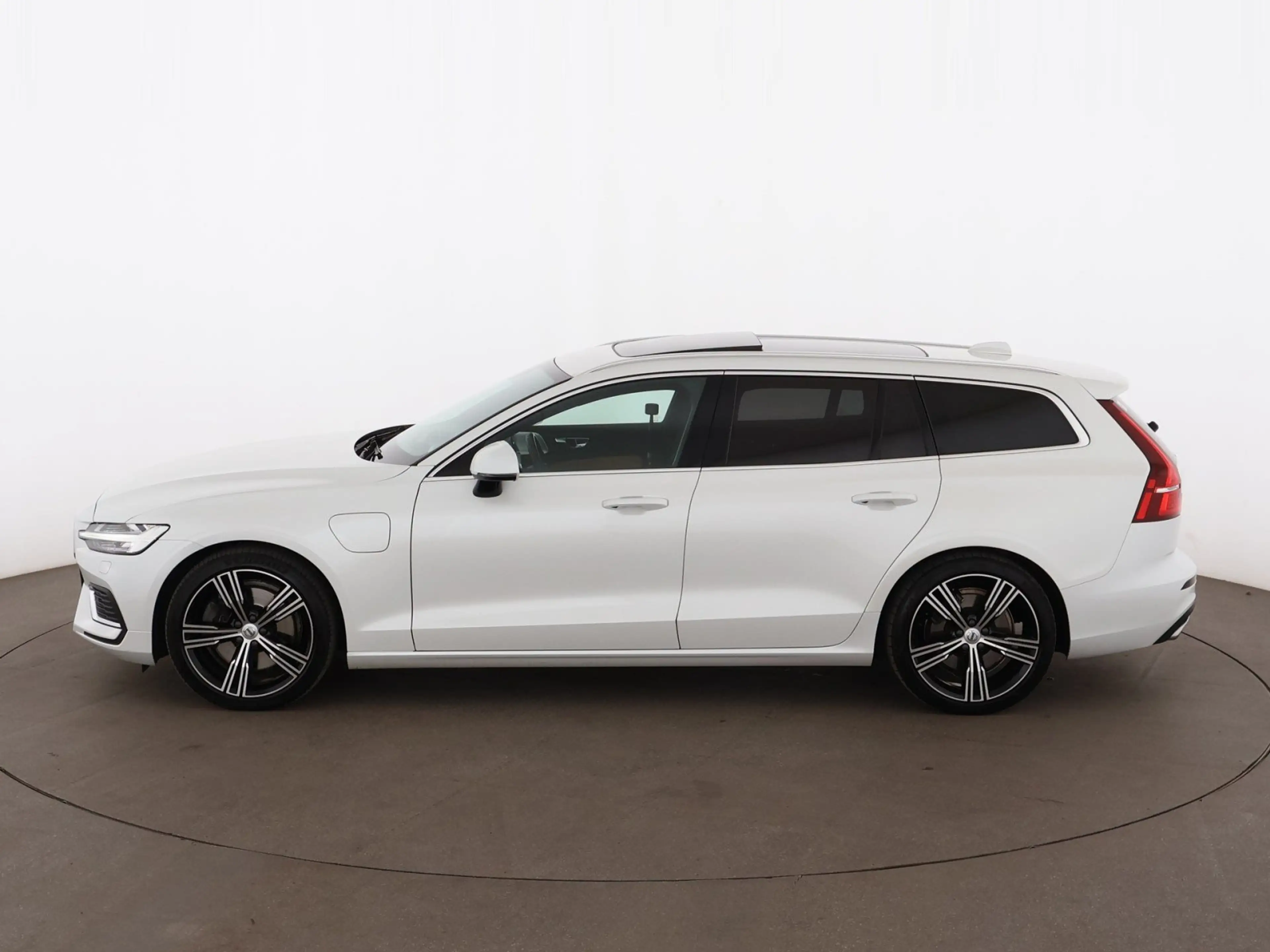 Volvo V60 Kombi T8 PHEV Inscription Aut LED HEAD-UP SKY — photo 5