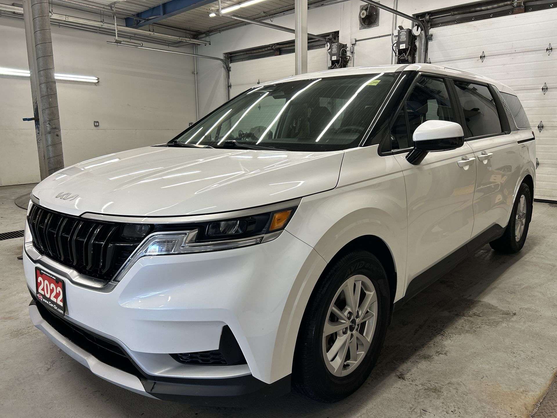 White 2022 Kia Carnival Minivan  Automatic