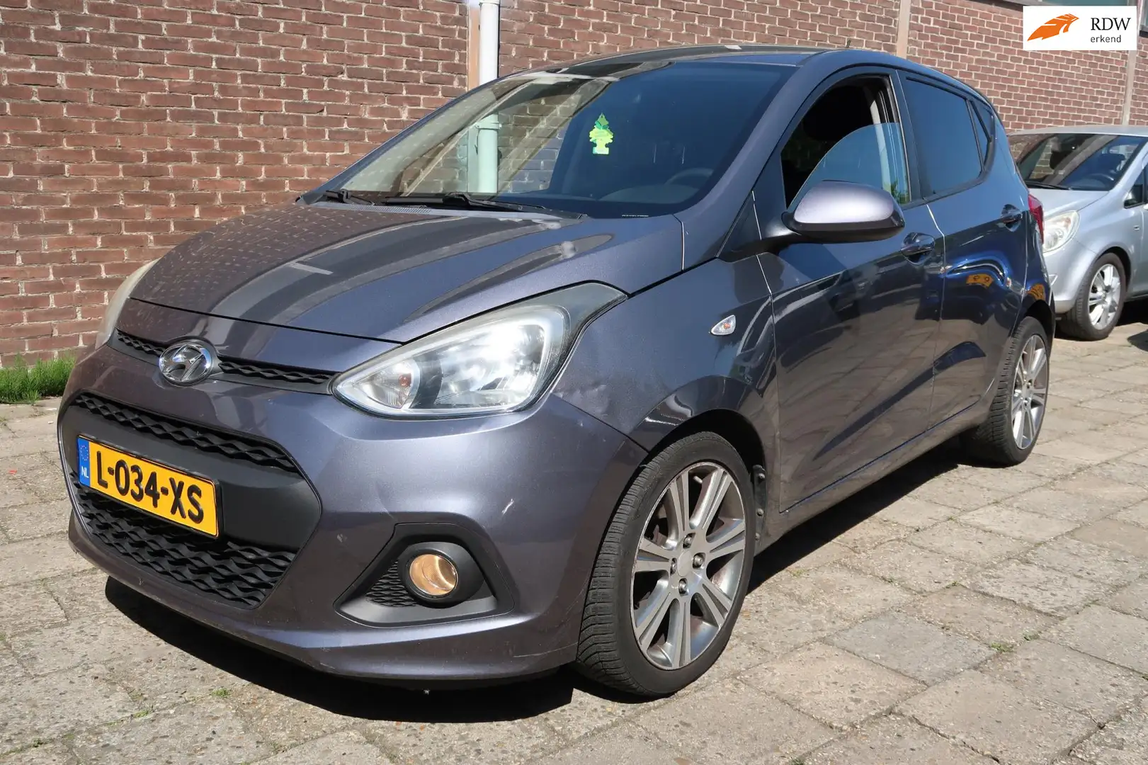 Hyundai i10 1.0i i-Motion Airco, Navi, groot scherm, LM Velgen Grijs - 1
