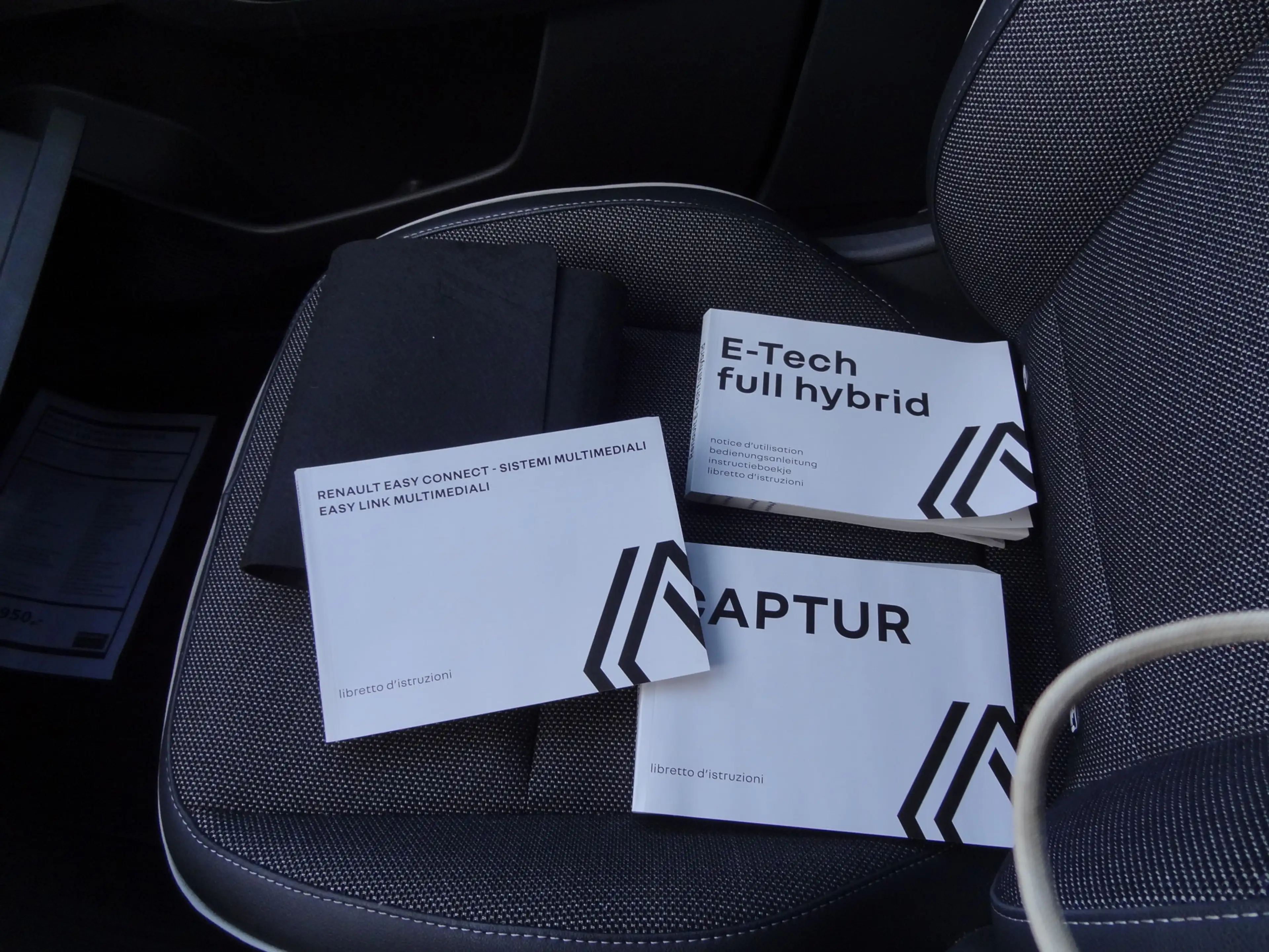 Renault Captur 1.6 E-Tech Hybrid 145 Intens — photo 19