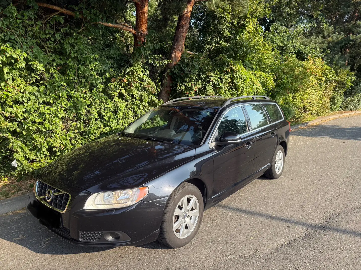 Volvo V70 V70 T4 Powershift Momentum Schwarz - 1