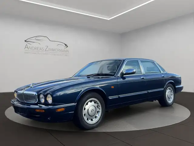 Jaguar Daimler V8 SWB BLAU/BEIGE ULTRASELTEN