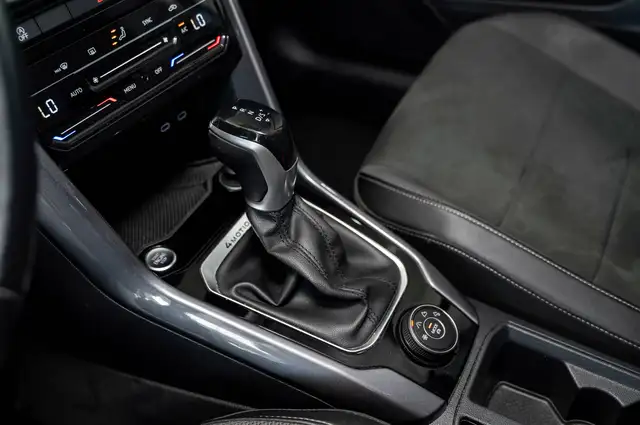 Volkswagen T-Roc view 11
