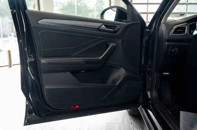 Volkswagen T-Roc view 14