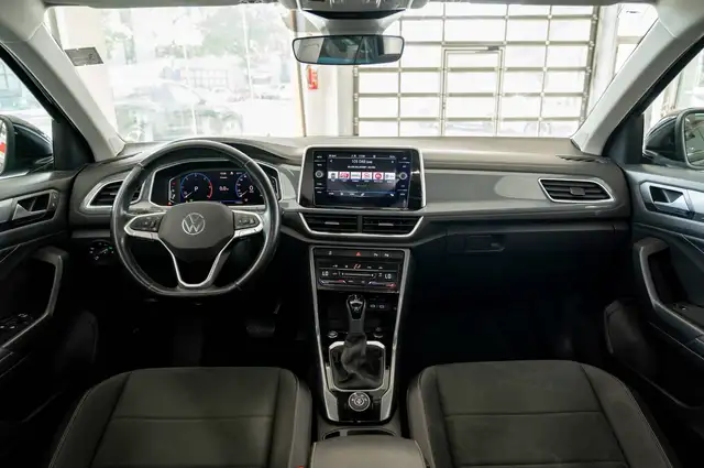 Volkswagen T-Roc view 9