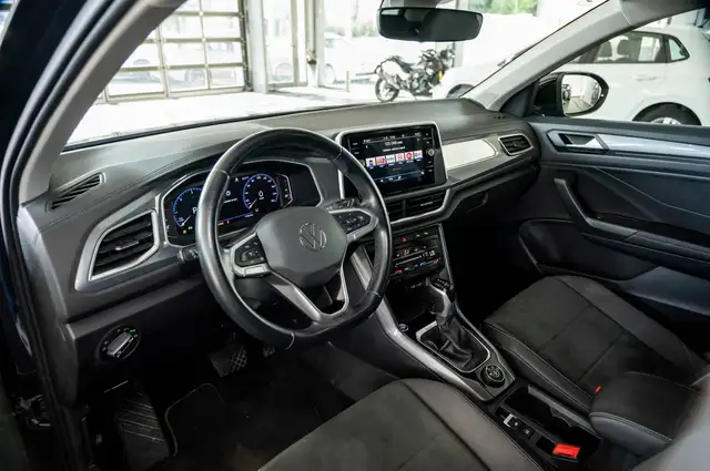 Volkswagen T-Roc view 8