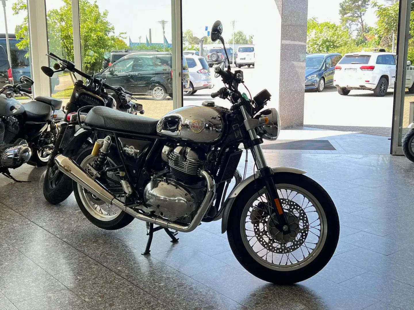 Royal Enfield Interceptor 650 Plateado - 2