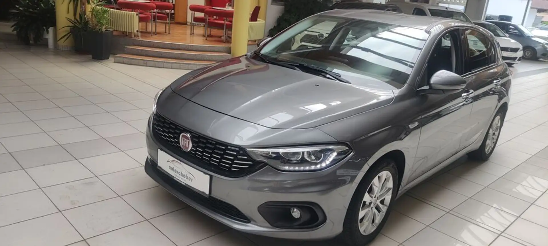Fiat Tipo 1,4 T-Jet 120 Start&Stop Lounge Grau - 1