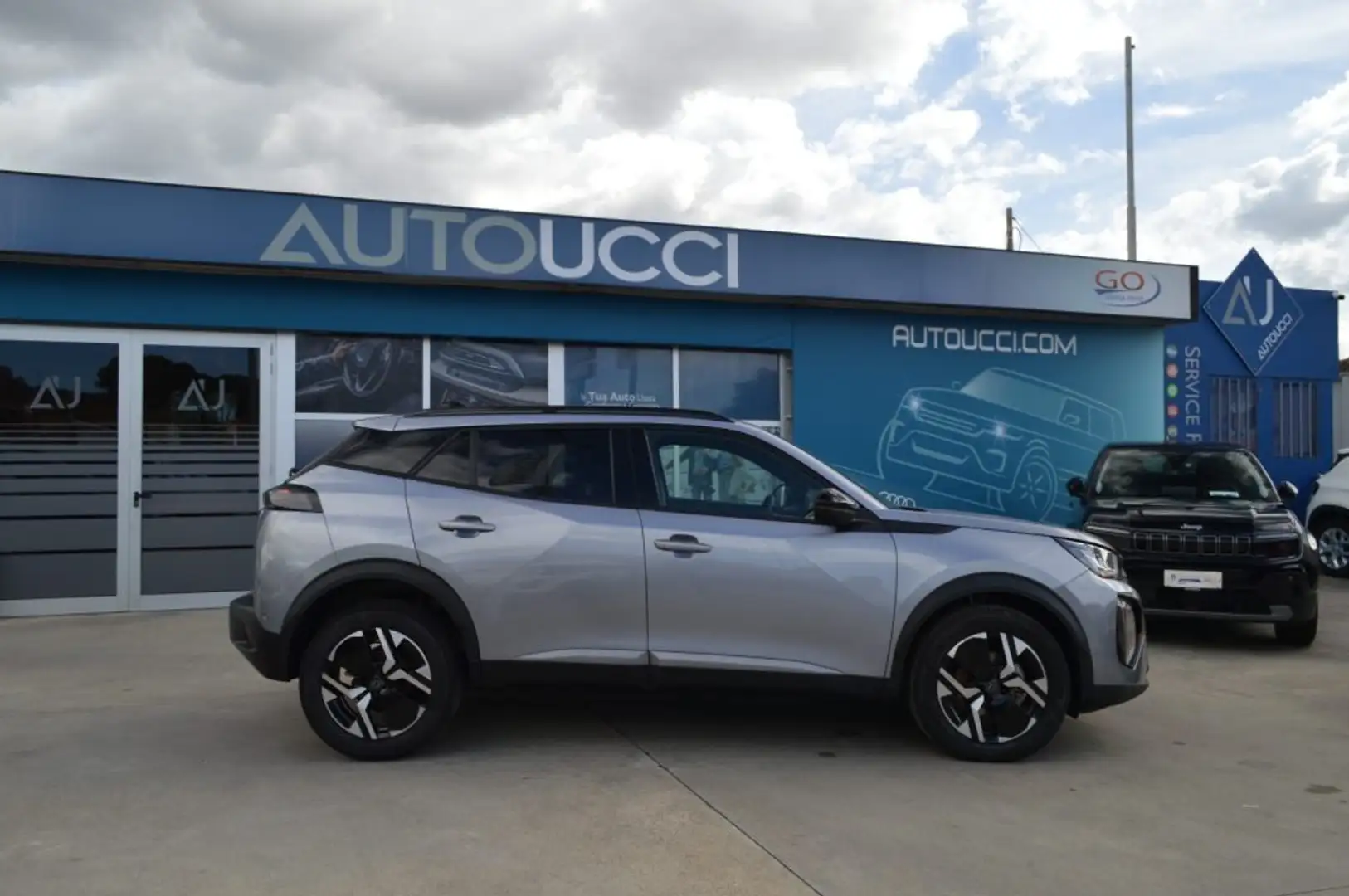 Peugeot 2008 PureTech 100 S&S Allure Carplay Navi Grau - 2