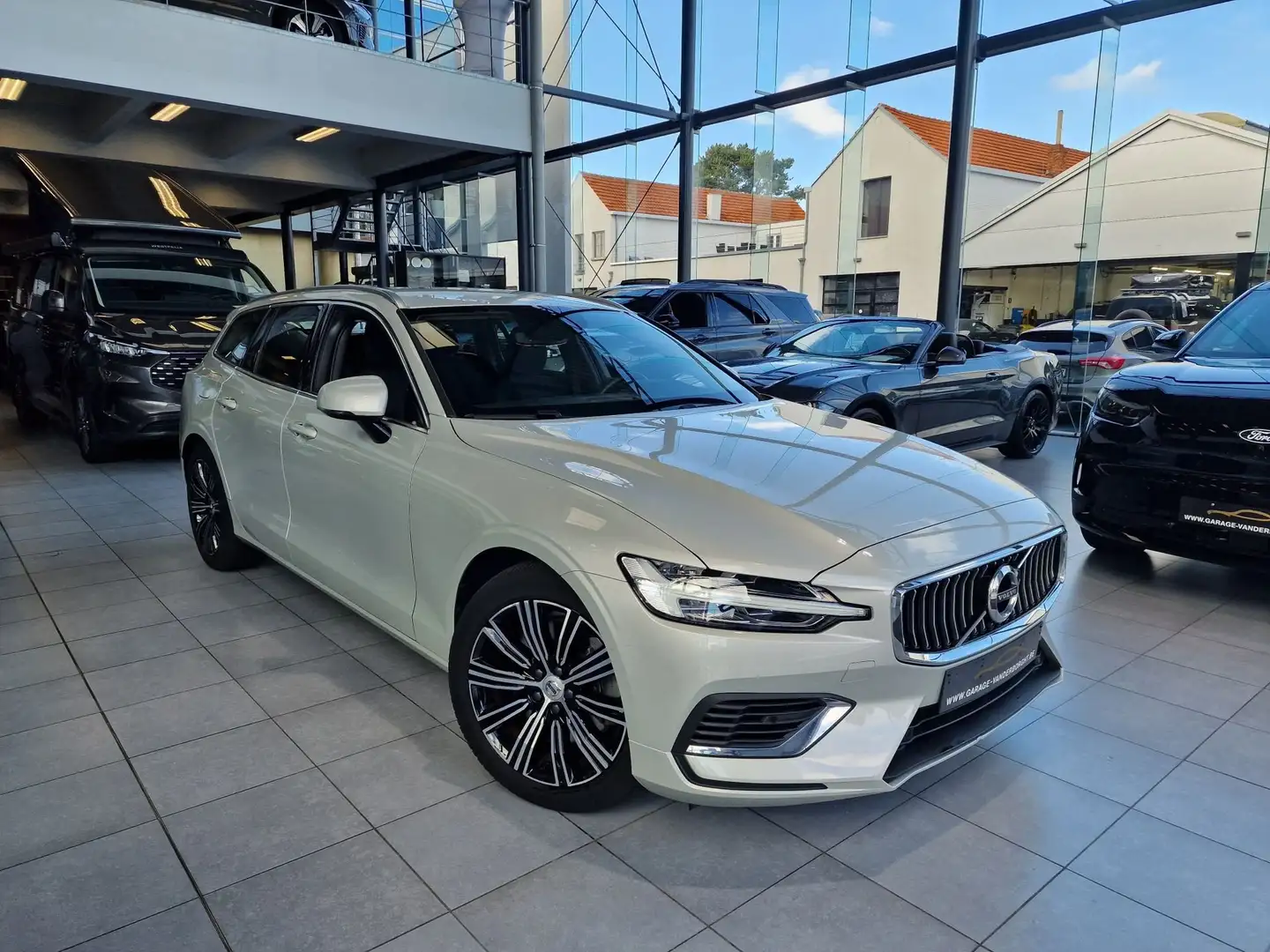 Volvo V60 PLUG-IN HYBRID AWD AUTOMAAT Blanc - 1