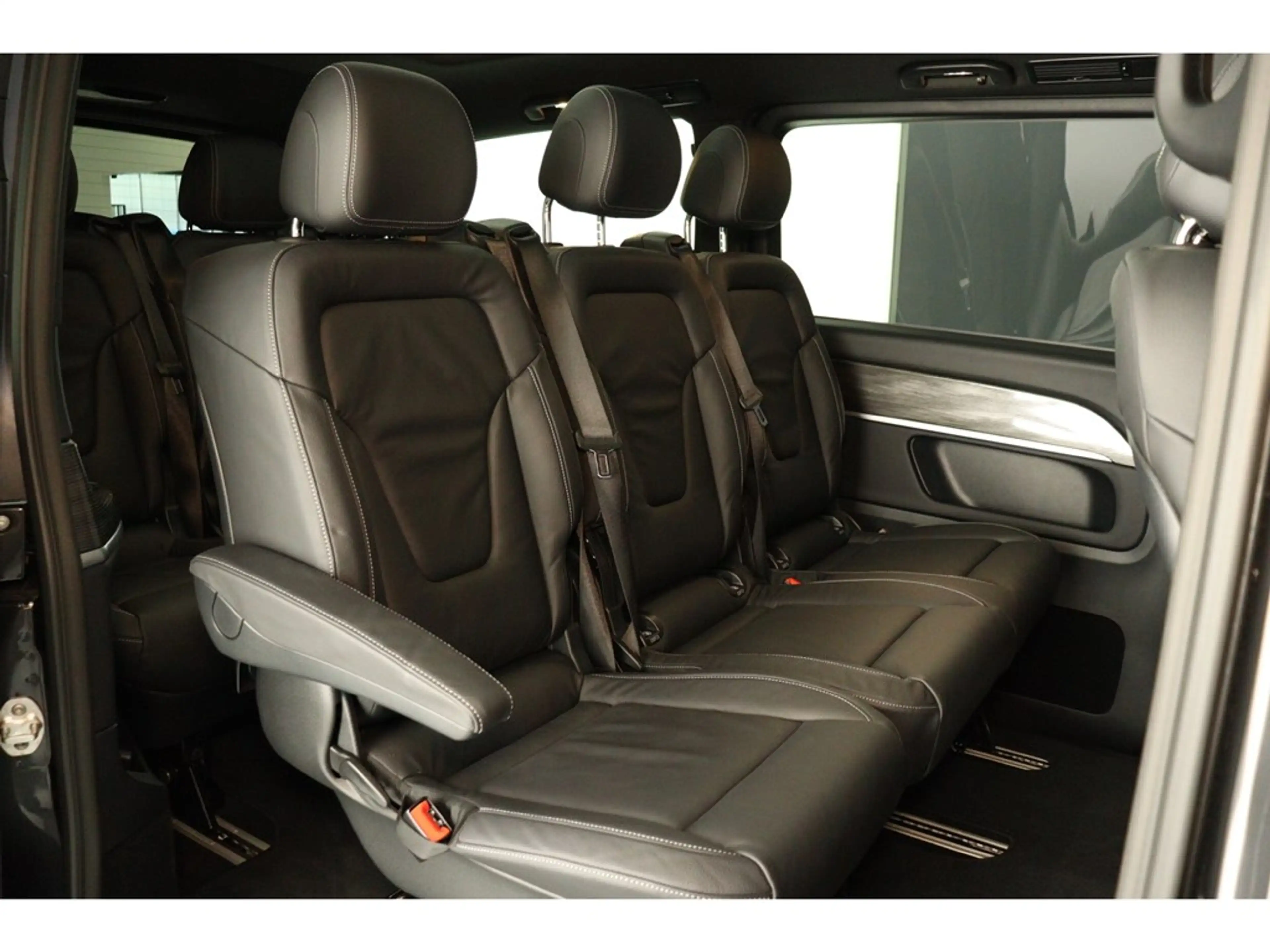Mercedes-Benz EQV 300 204pk Avantgarde Pack Design — photo 12