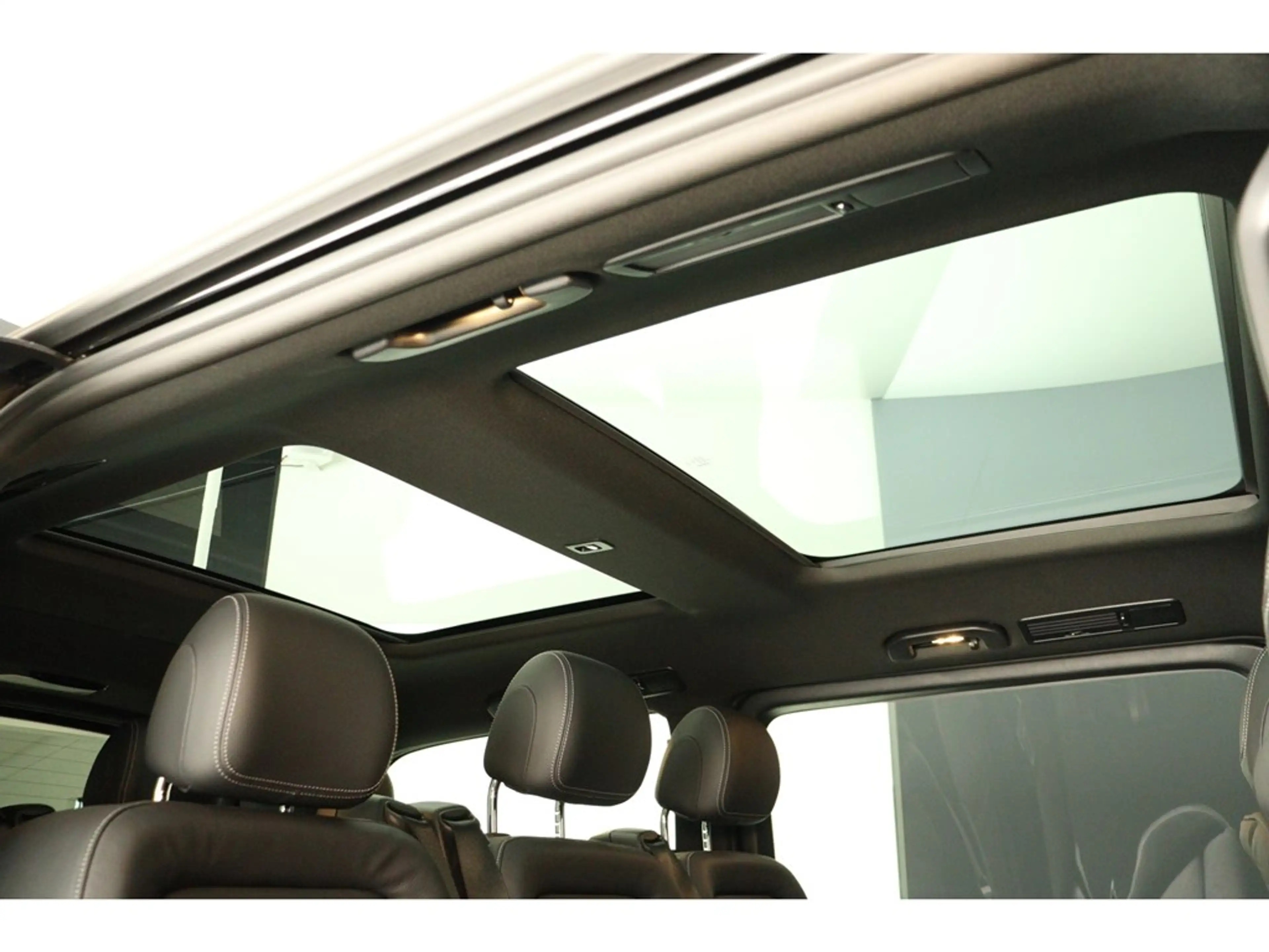 Mercedes-Benz EQV 300 204pk Avantgarde Pack Design — photo 14