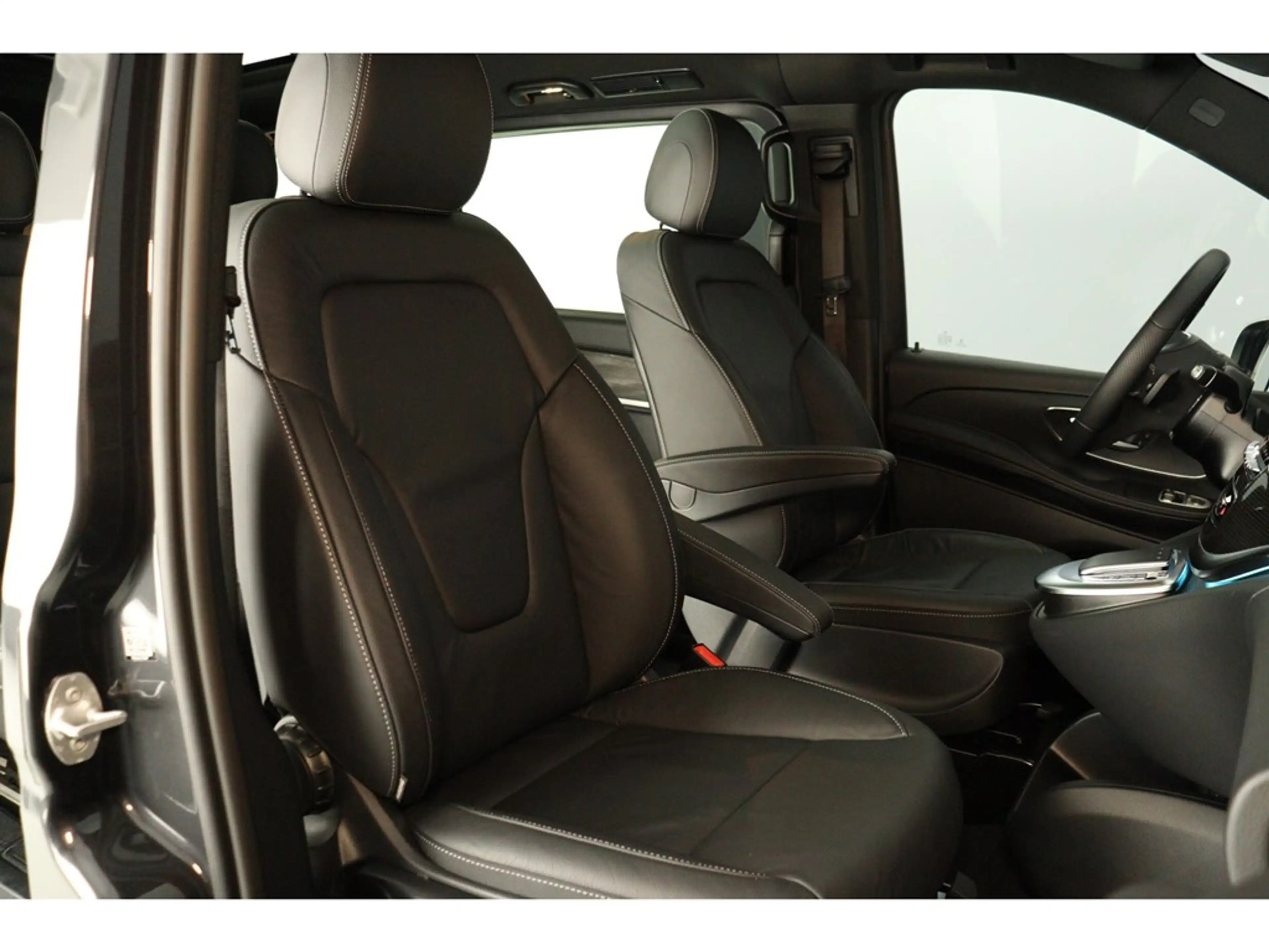 Mercedes-Benz EQV 300 204pk Avantgarde Pack Design — photo 11