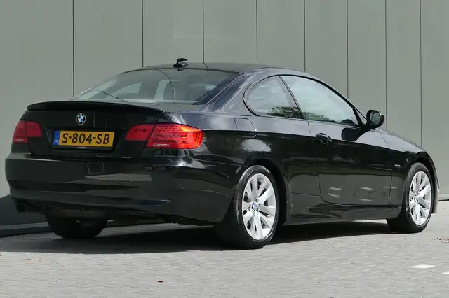 BMW 3 Series view 2