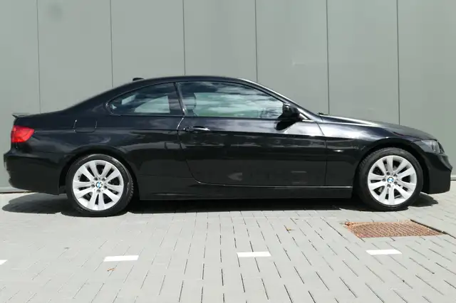 BMW 3 Series view 23