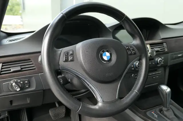 BMW 3 Series view 4