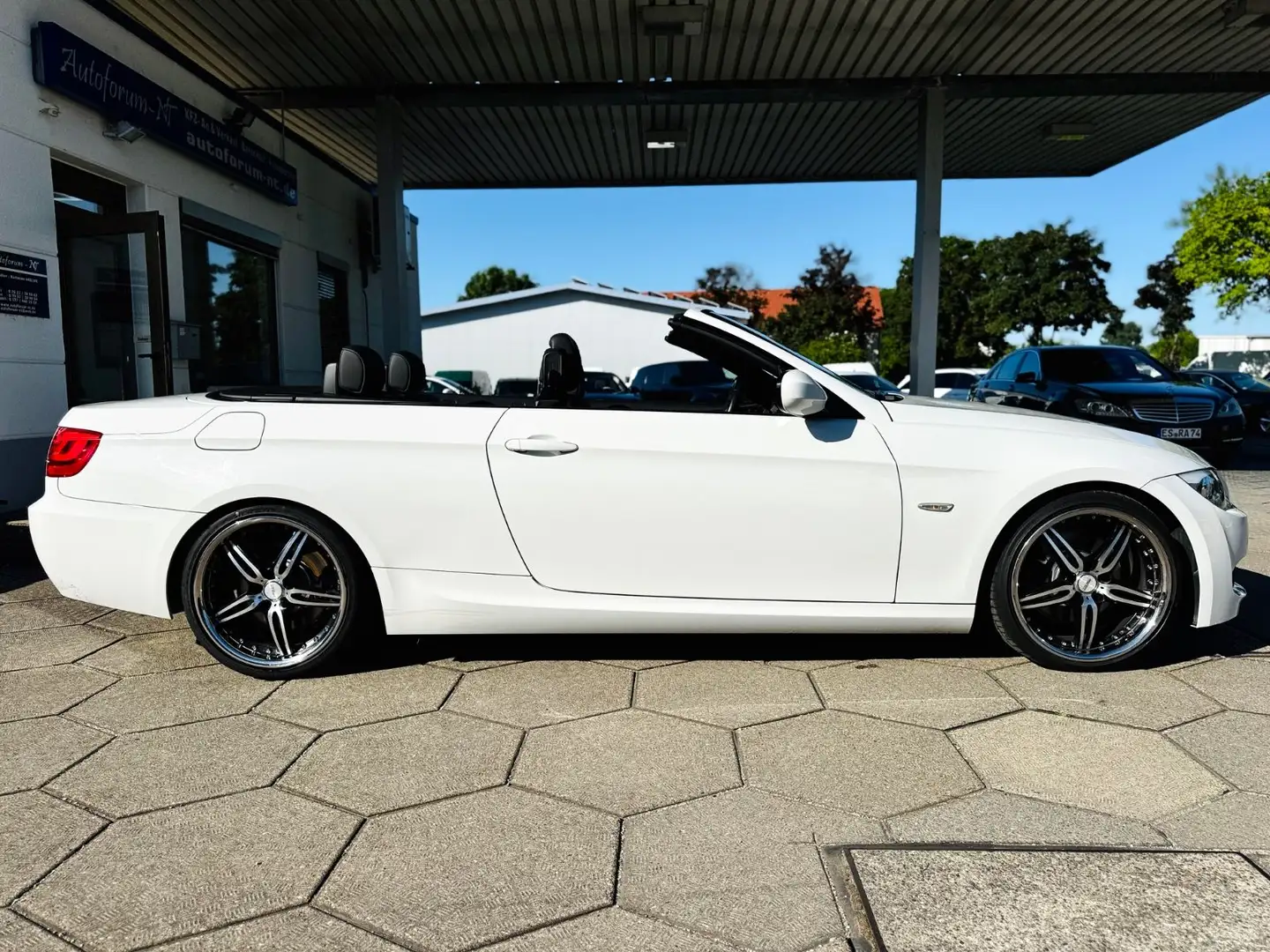 BMW 330 dA Cabrio M Paket/Leder/Xenon/Navi/1.Hand Bílá - 2