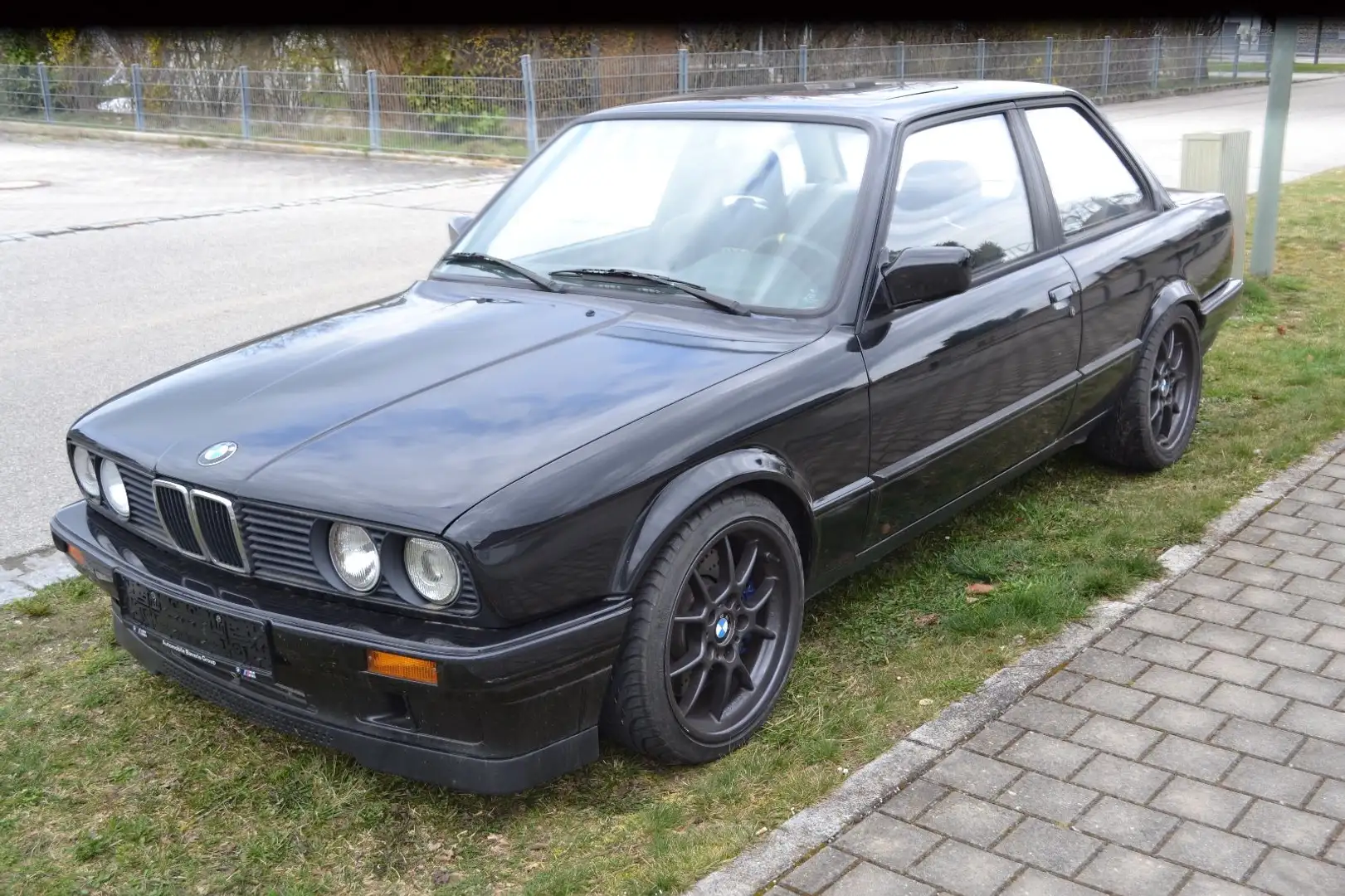 BMW 325 mit 1JZ Supra-Motor Schwarz - 1