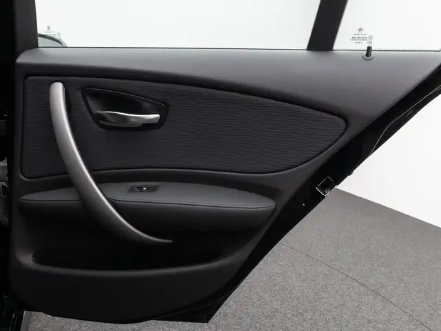 BMW 1 Series view 30