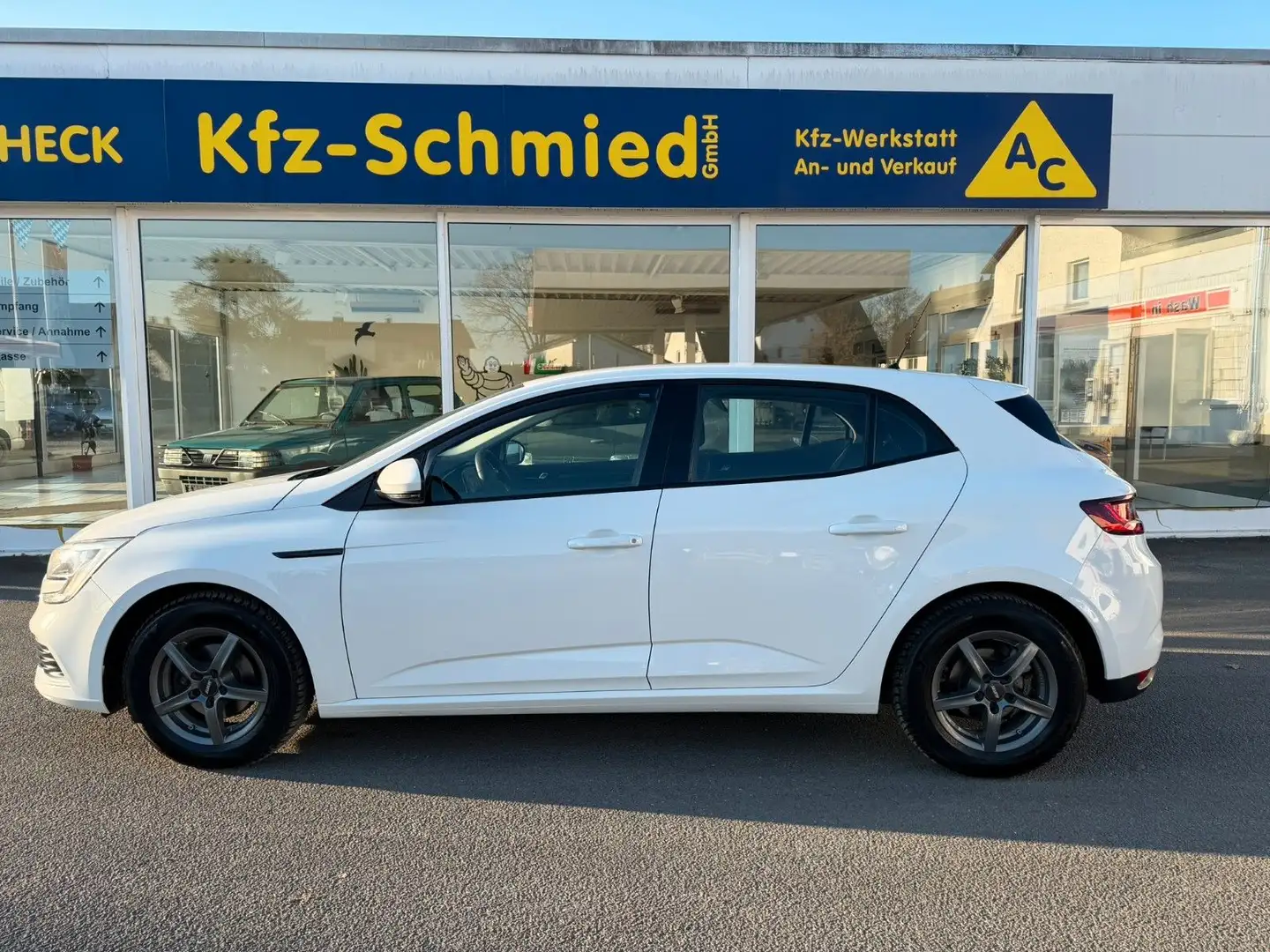 Renault Megane IV Lim. 5-trg. Life | Klima | AHK | EU6 Weiß - 2