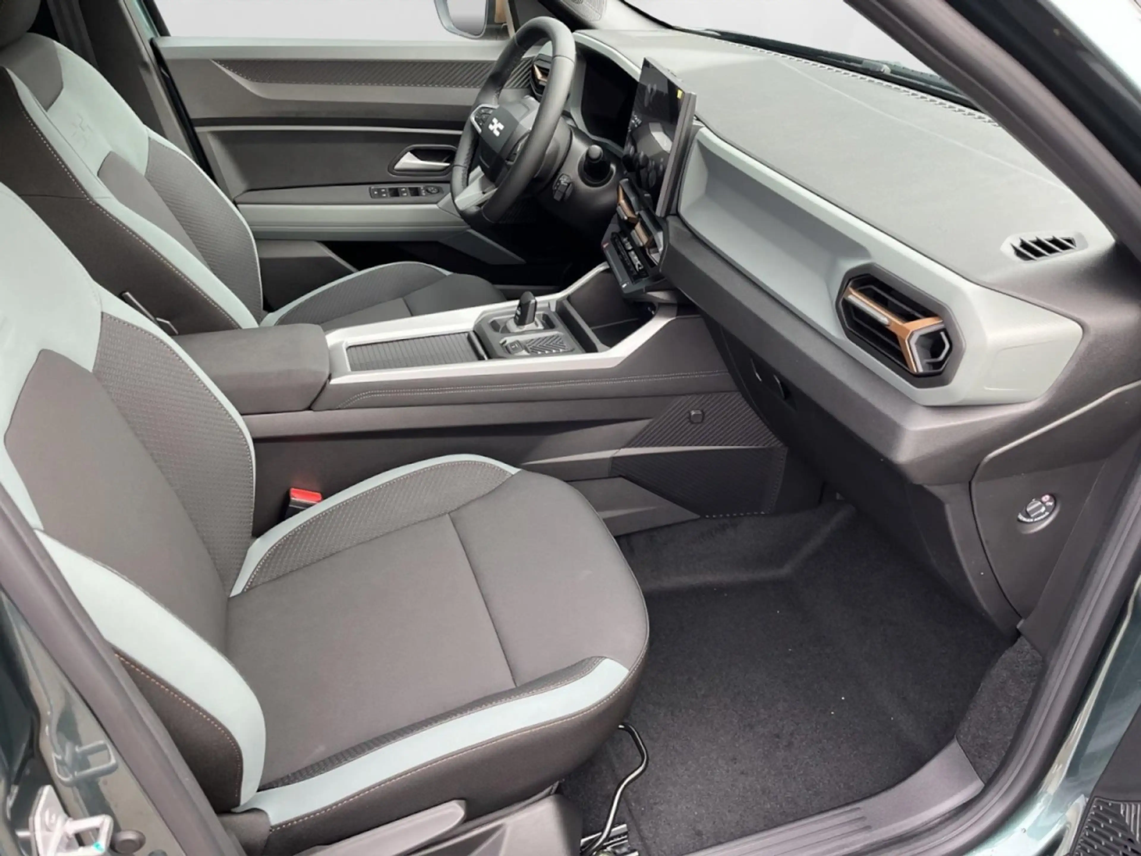 Dacia Bigster Extreme mild hybrid-G 140 auto — photo 10