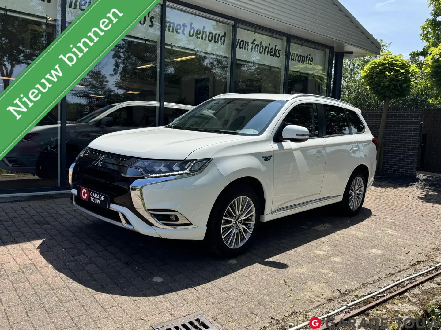 Mitsubishi Outlander 2.4 PHEV Pure+ Afn.trekhaak + Winterset Wit - 1