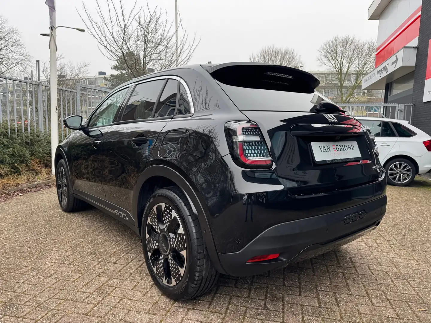 Fiat 600 1.2 Hybrid La Prima Schwarz - 2