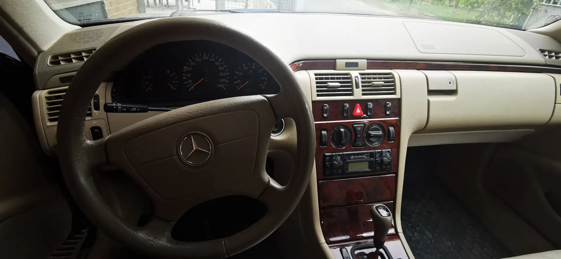 Mercedes-Benz E 200 - 2