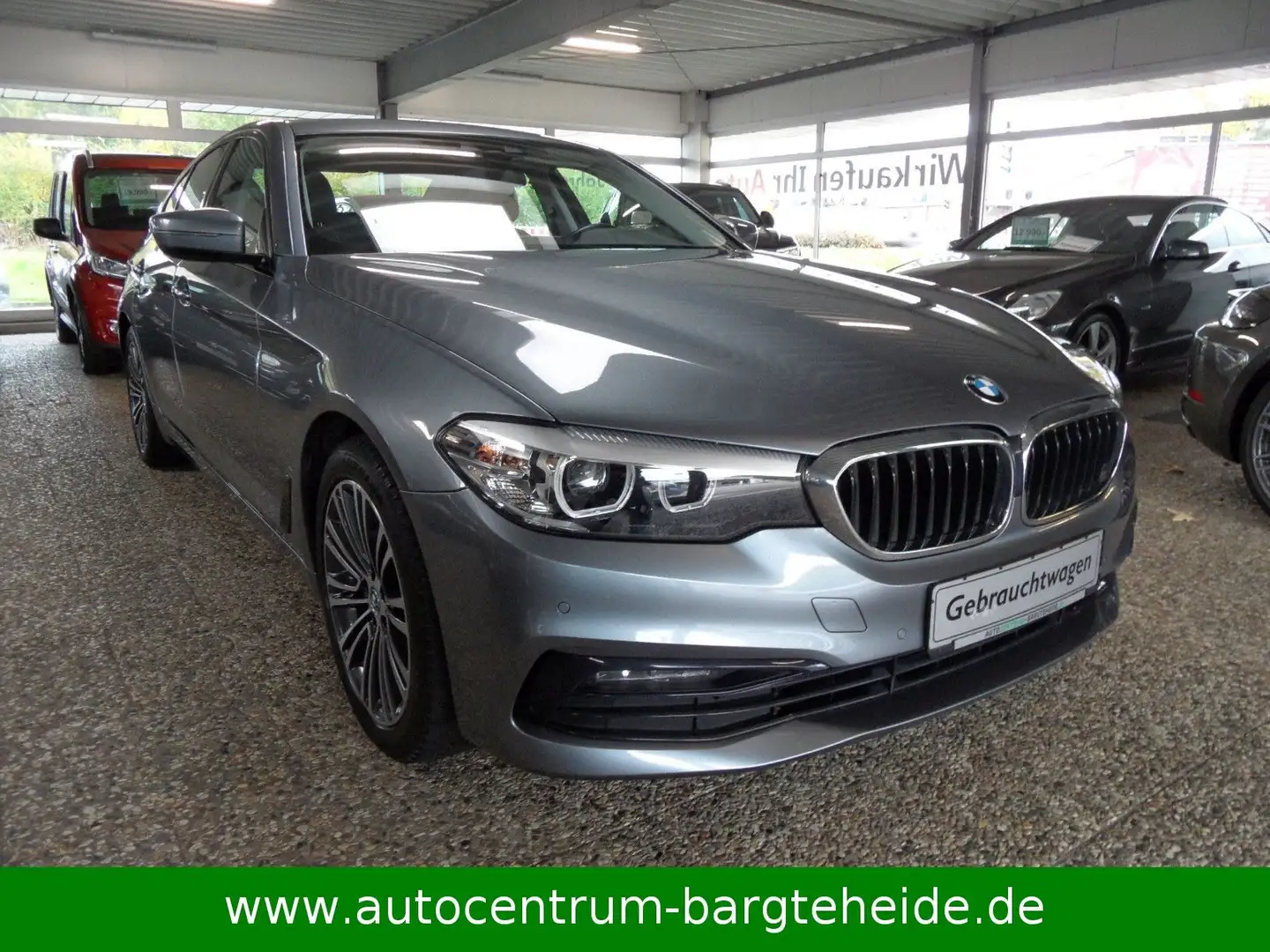 BMW 520 d Aut. Limo Sport Line 1.HD+NAVI+KAMERA Grijs - 2