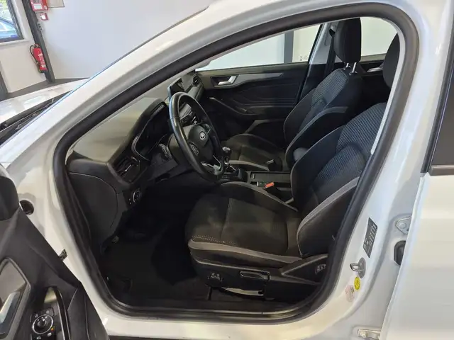 Ford Focus view 8