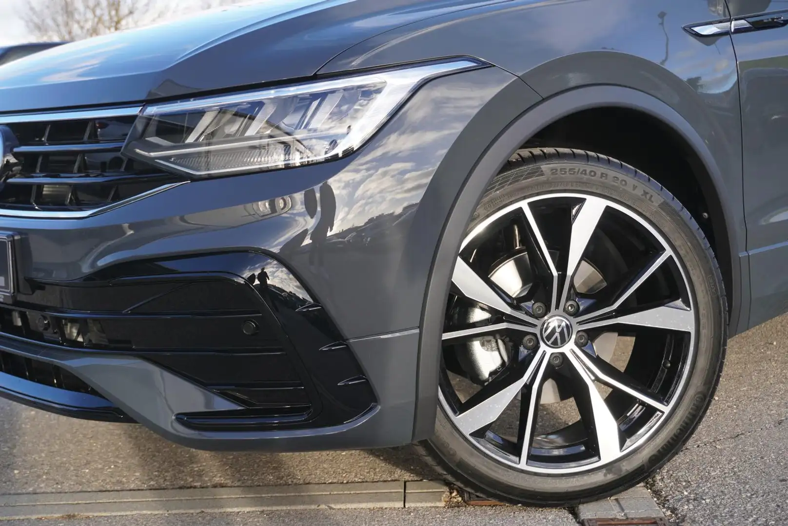 Volkswagen Tiguan 1.5 TSI DSG R-LINE+AHK+NAVI+ACC+BLACK+KAM Szary - 2