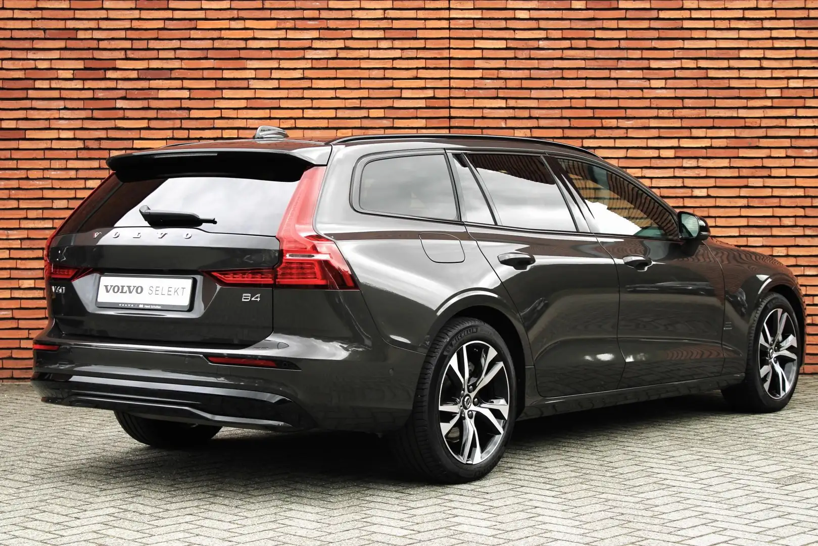 Volvo V60 2.0 B4 Plus Dark | Panoramadak | Trekhaak Wegklapb Gris - 2