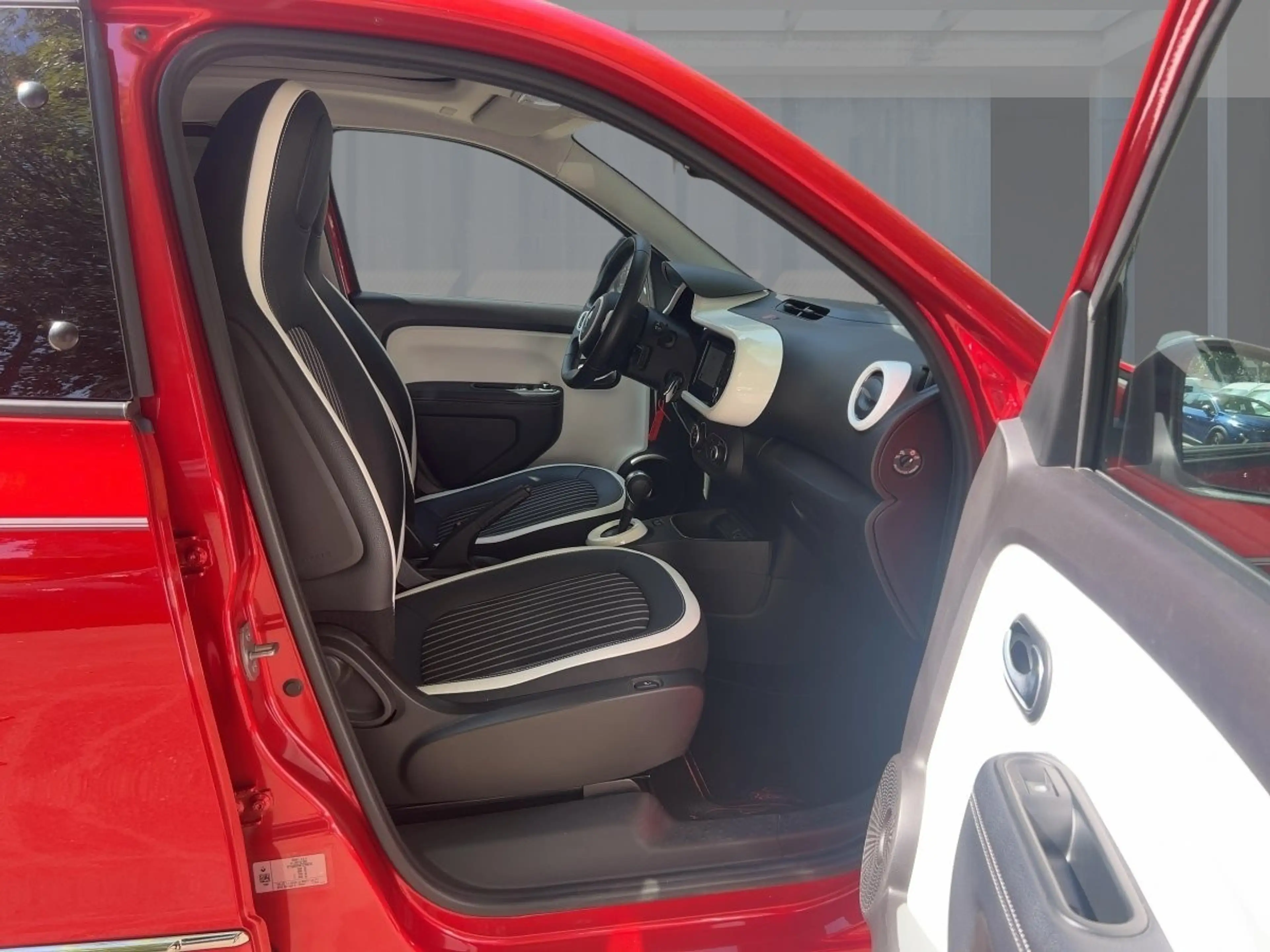 Renault Twingo E-TECH Techno — photo 8