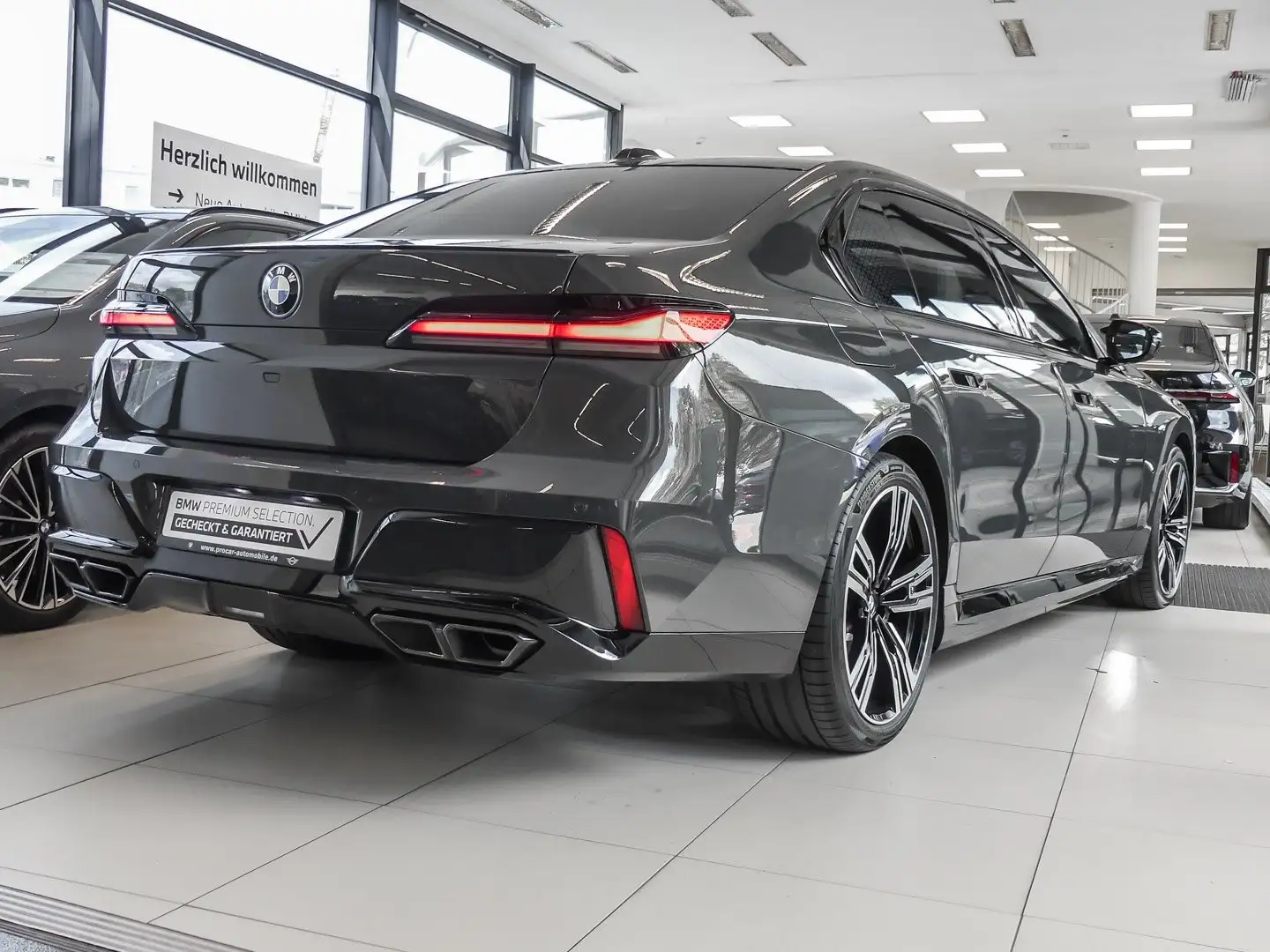 BMW 760 M760e xDrive M-Sport FondTV SkyLounge B&W AHK Grau - 2