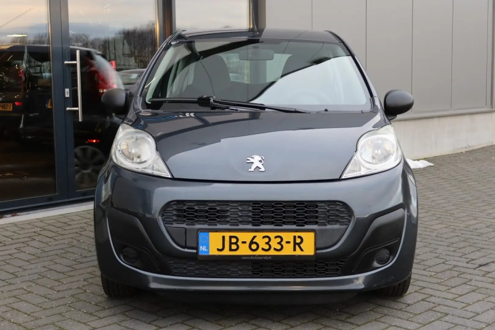 Peugeot 107 1.0 Access Accent 3drs. Trekhaak Grijs - 2