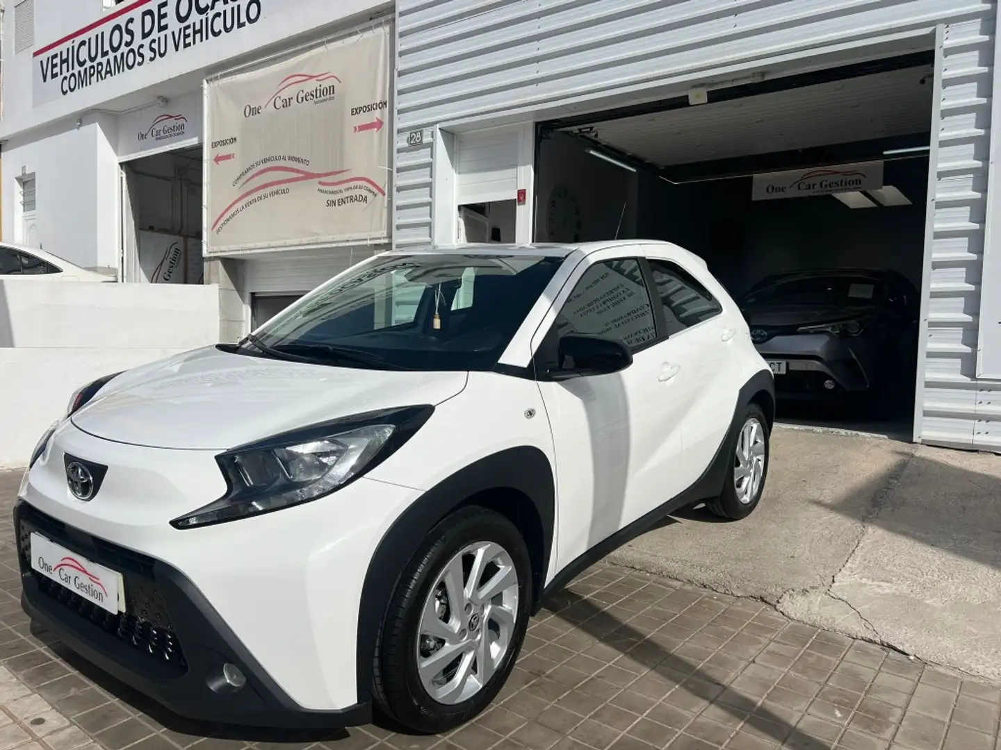 Toyota Aygo 70 x-play x-shift - 1