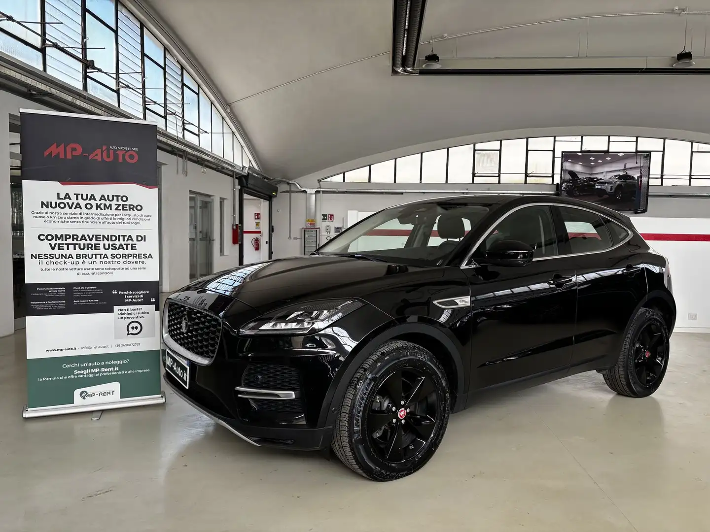 Jaguar E-Pace 2.0D I4 163CV AWD Aut tua a 355,00 al mese Noir - 1