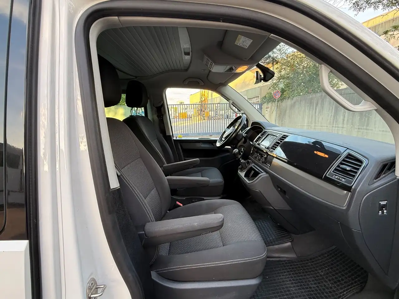 VOLKSWAGEN T6 CALIFORNIA 4MOTION BEACH EDITION ATTELAGE CONTRÔLE TECHNIQUE 3.2028 | 150 ch | 4X4 | BVM | CAMÉRA DE RECUL | VOLANT CUIR | ATTELAGE FIXE