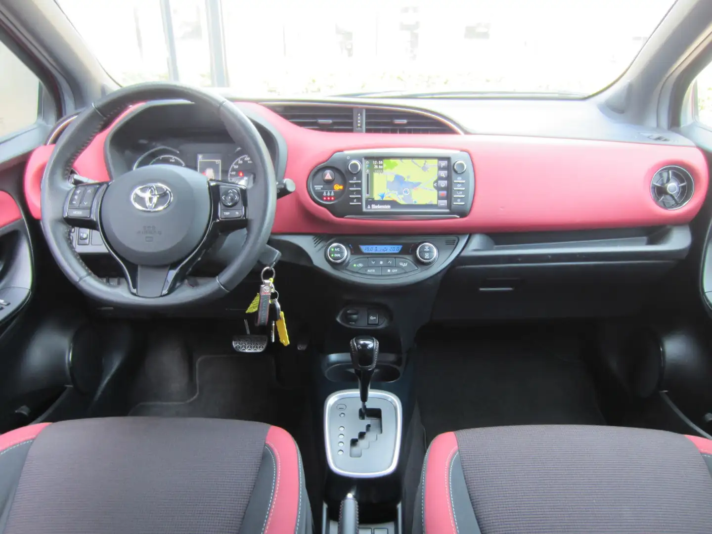 Toyota Yaris 1.5 Hybrid Bi-Tone Navi Camera Stoelverwarming Rosso - 2