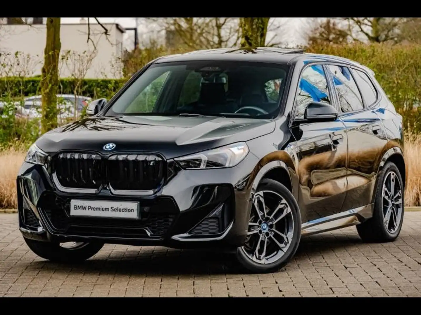 BMW iX1 xDrive30 xDrive/MPack/Pano/360°/HarmanKardon Zwart - 1