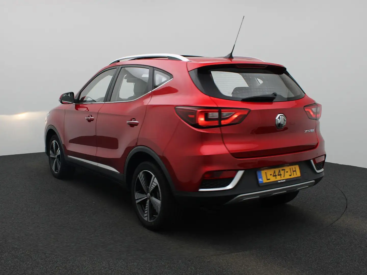 MG ZS EV Luxury 45 kWh | Panoramadak | Navi | Leder | Ap Rood - 2