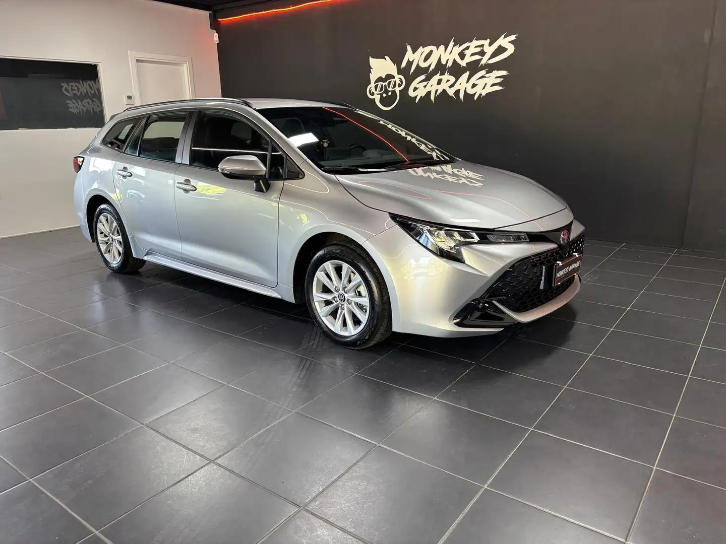 Toyota Corolla Corolla XII 2023 1.8h Active auto Grijs - 1