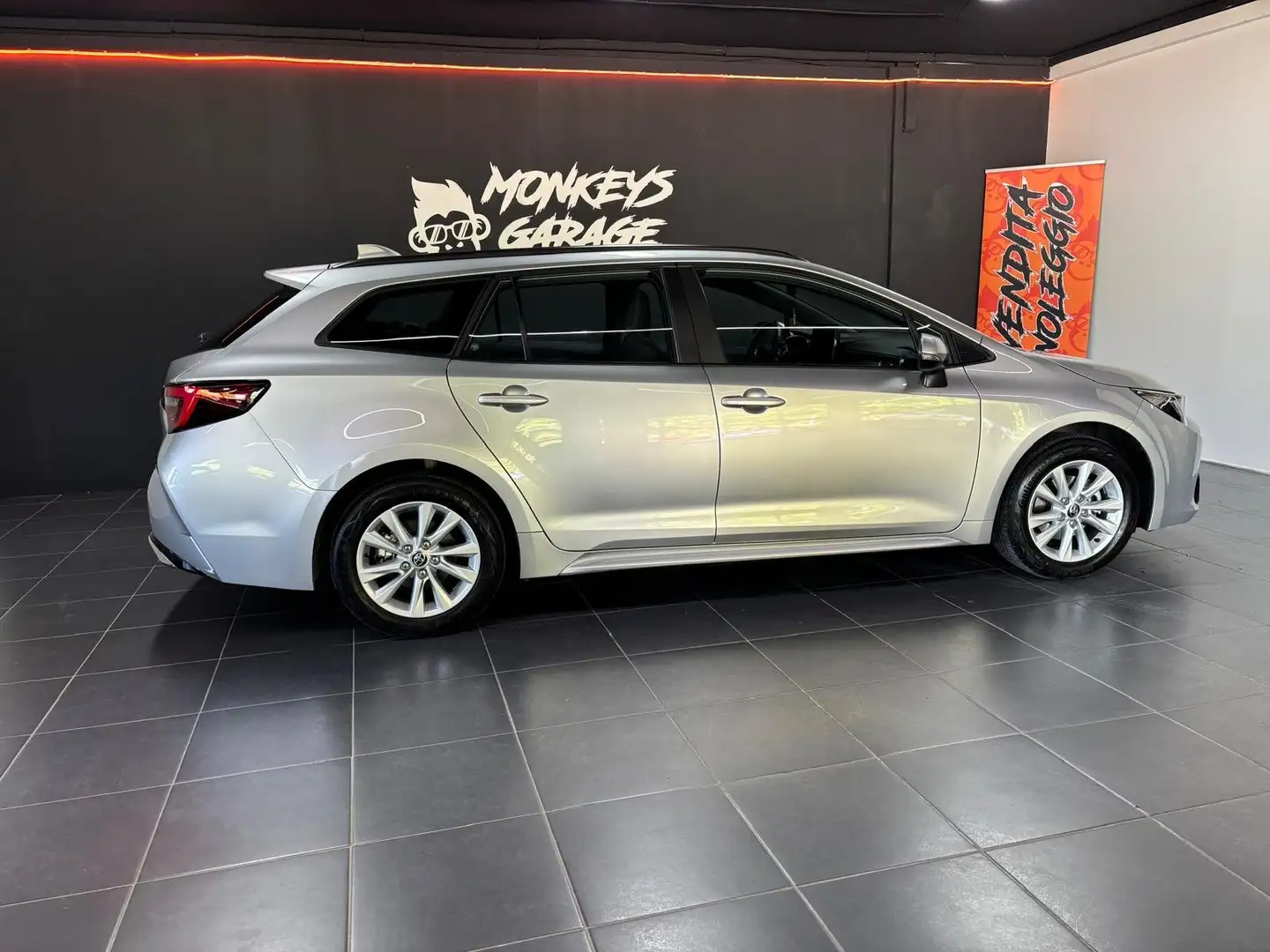 Toyota Corolla Corolla XII 2023 1.8h Active auto Grijs - 2